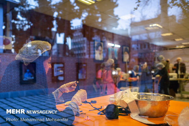 Theater community producing face masks in Tehran 