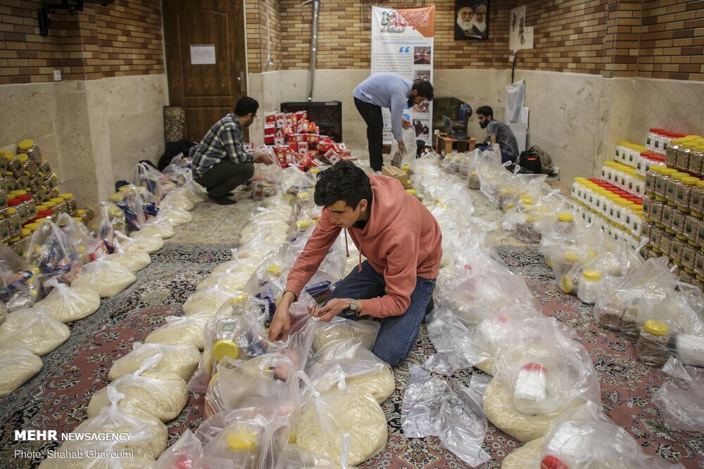 توزيع حزم المواد الغذائية للمحتاجين