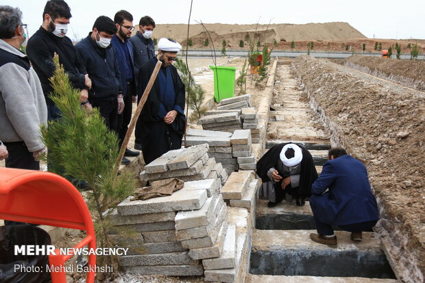 تدفین متوفیان کرونایی در آرامستان بهشت معصومه(س) قم