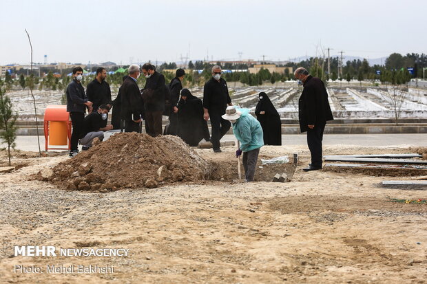 تدفین متوفیان کرونایی در آرامستان بهشت معصومه(س) قم