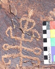  The ‘squatter mantis man’ petroglyph next to a 10 cm scale bar. (Credit: Dr. Mohammad Naserifard)