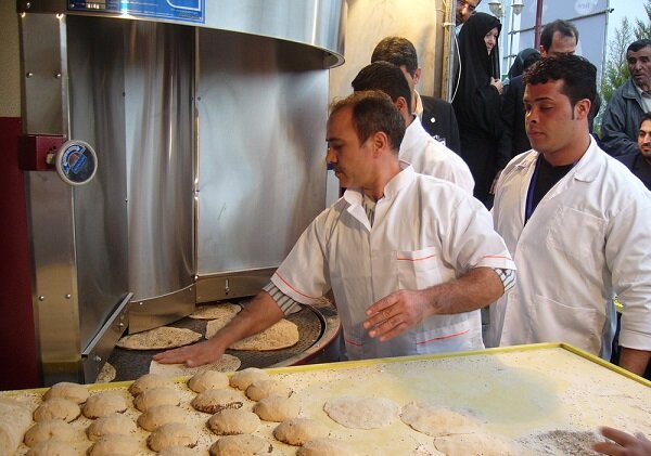دولت برنامه‌ای برای افزایش قیمت نان ندارد / تمام نانوایان آرد یارانه‌ای می‌گیرند
