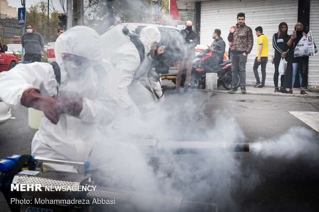 Tahran sokaklarında dezenfekte çalışmaları devam ediliyor
