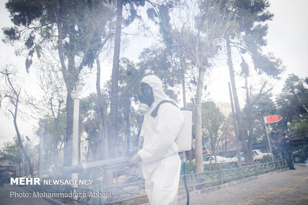 Tahran sokaklarında dezenfekte çalışmaları devam ediliyor