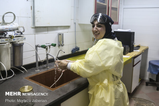 İran'da laboratuvarda korona testi böyle yapılıyor