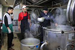 شروع به کار ۳۱۳ آشپزخانه کمیته امداد در ماه مبارک رمضان