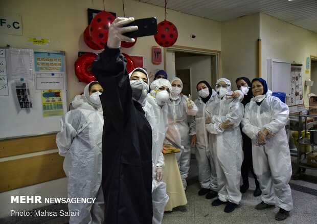 İran'da doktorlar ve hemşireler yeni yıla böyle girdiler