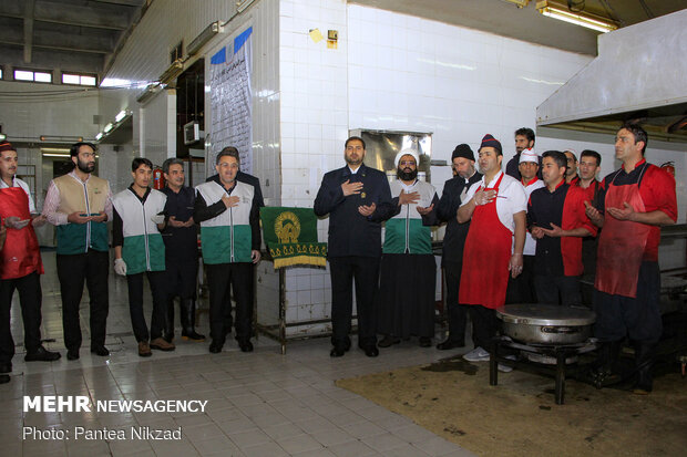 توزیع غذای متبرک رضوی در بیمارستان های شهرکرد