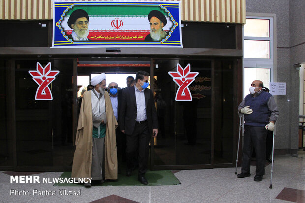 توزیع غذای متبرک رضوی در بیمارستان های شهرکرد