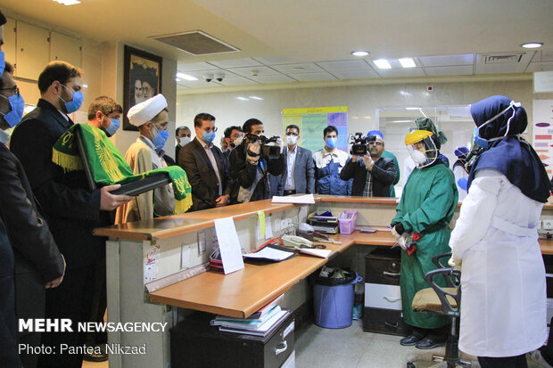 توزیع غذای متبرک رضوی در بیمارستان های شهرکرد