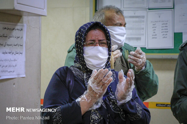 توزیع غذای متبرک رضوی در بیمارستان های شهرکرد