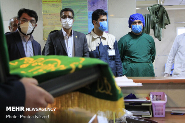 توزیع غذای متبرک رضوی در بیمارستان های شهرکرد