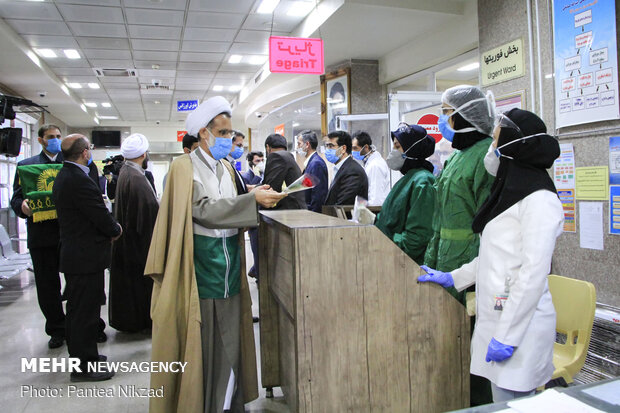 توزیع غذای متبرک رضوی در بیمارستان های شهرکرد
