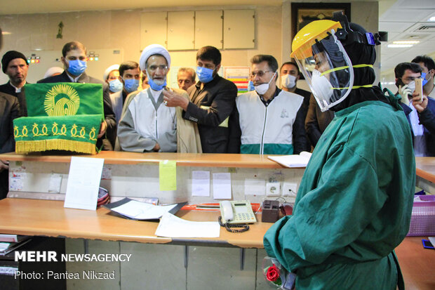 توزیع غذای متبرک رضوی در بیمارستان های شهرکرد