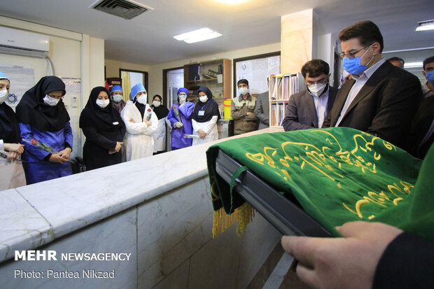 توزیع غذای متبرک رضوی در بیمارستان های شهرکرد