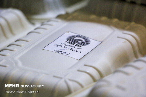 توزیع غذای متبرک رضوی در بیمارستان های شهرکرد