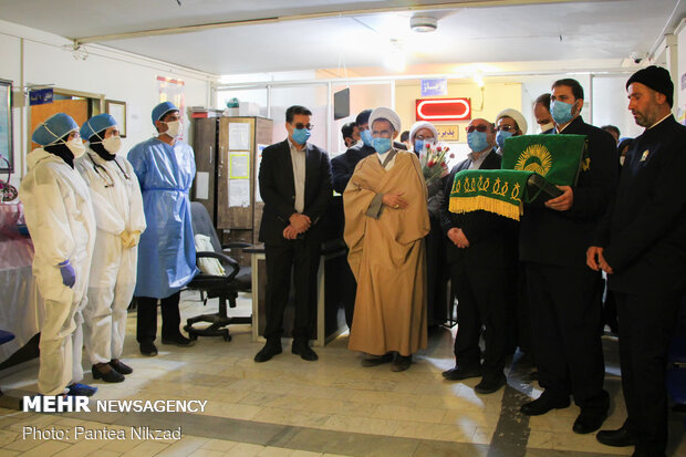 توزیع غذای متبرک رضوی در بیمارستان های شهرکرد