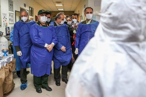 «سردار عبدالله پور» لحظه تحویل سال را در کنار کادر درمان سپری کرد