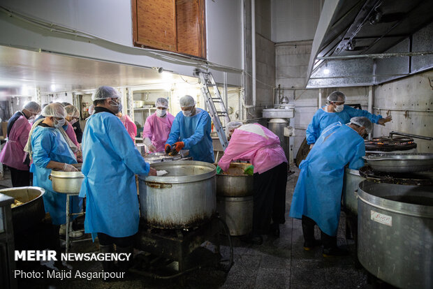طبخ غذای متبرک رضوی برای بیمارستانهای تهران