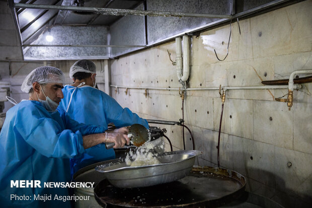 طبخ غذای متبرک رضوی برای بیمارستانهای تهران