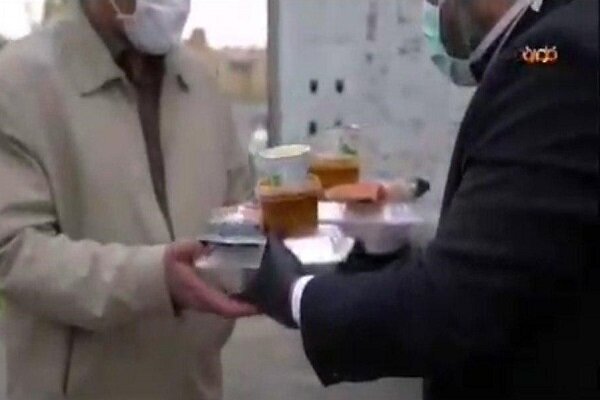 توزیع غذای حضرتی توسط خادمان حرم رضوی در سرخس