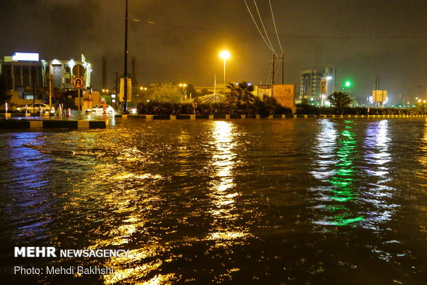 قم میں شدید بارش کے بعد پانی سڑکوں پر جمع ہوگیا