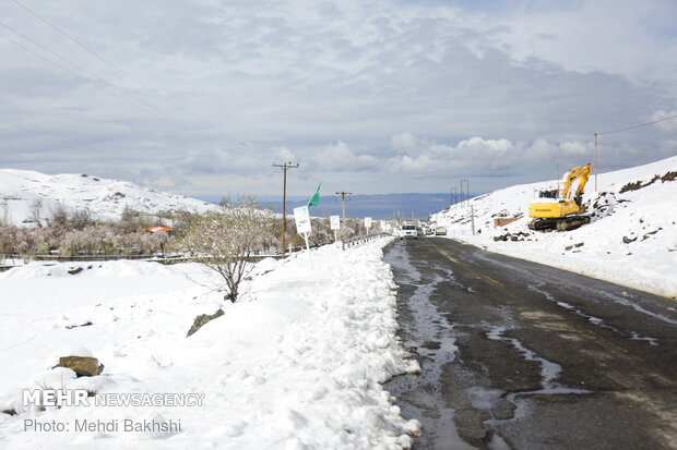 Spring snowfall at heights in Qom prov.