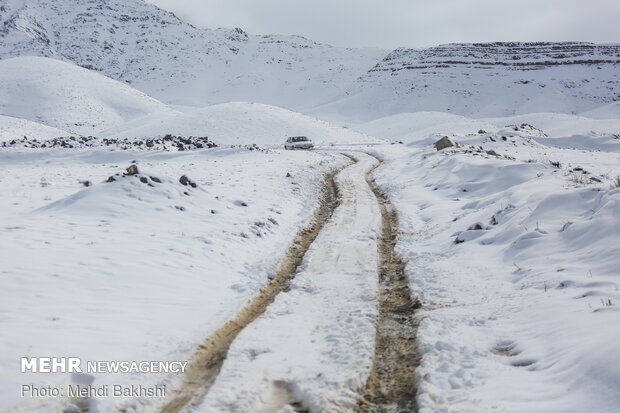 Spring snowfall at heights in Qom prov.