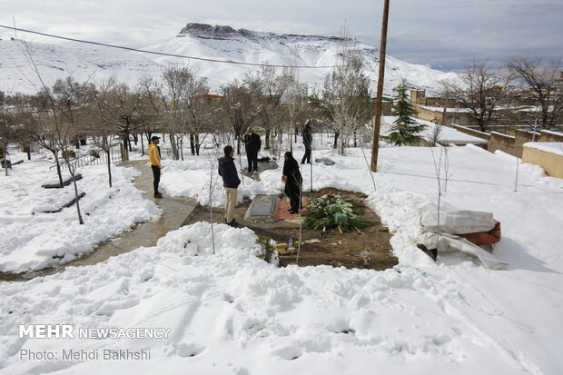 Spring snowfall at heights in Qom prov.