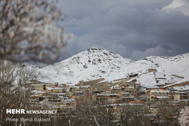 Spring snowfall at heights in Qom prov.