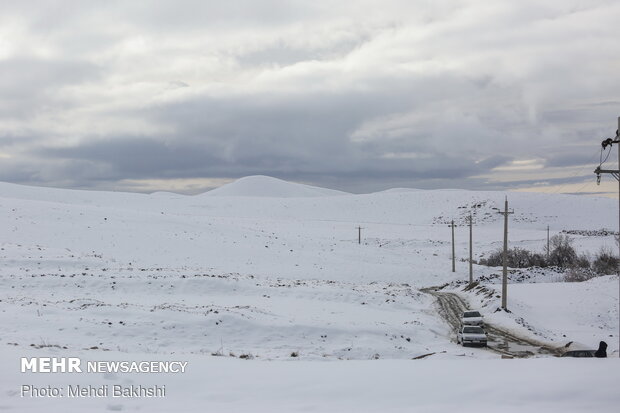 Spring snowfall at heights in Qom prov.