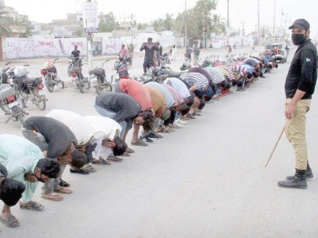 پاکستانی پولیس نے شہریوں کو مرغا بنادیا/ پاکستانی شہریوں کی توہین اور تضحیک پاکستانی پولیس نے شہریوں کو مرغا بنادیا/ پاکستانی شہریوں کی توہین اور تضحیک