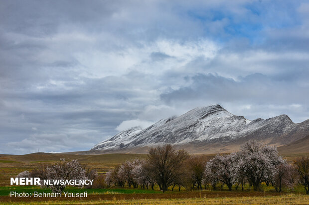 Beautiful landscapes of 'Qaleh-ye Ashna Khvor' in Khomeyn
