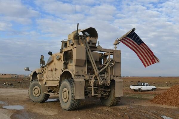 ارتش و مردم سوریه کاروان نظامی آمریکا را وادار به عقب نشینی کردند