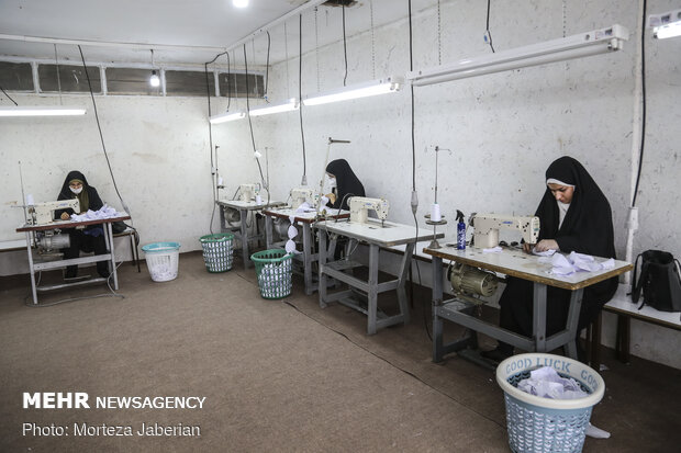ایرانی فوج کے بعض کارکنوں کے اہلخانہ ماسک کی تیاری میں مصروف