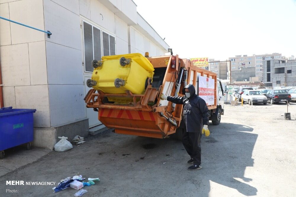 جمع‌آوری زباله‌های کرونایی در کرج با ماشین‌آلات ویژه/ دفن با آهک