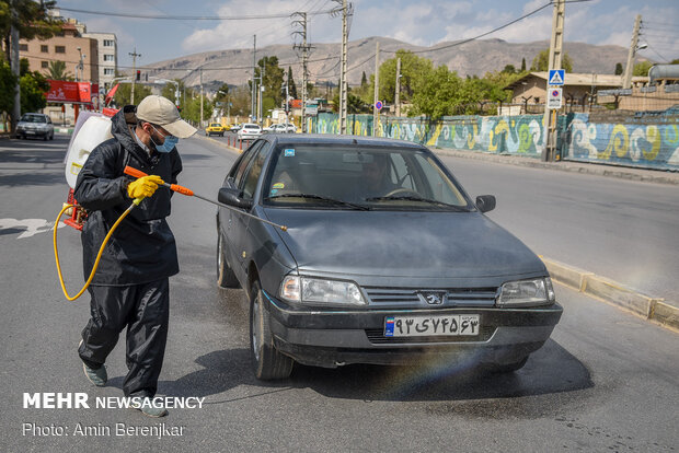 فعالیت های جهادی طلاب و دانشجویان با ضد عفونی خودرو ها در شیراز