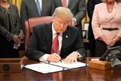 ترامپ بسته محرک مالی ۲.۲ هزار میلیارد دلاری آمریکا را امضا کرد