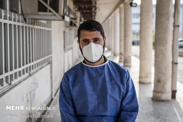 ۶ سال است که پاسدار است.او متاهل است و یک فرزند ۳ ماهه دارد. حدود یک ماه است که در بیمارستان رازی مشغول خدمت رسانی به بیماران کرونایی است.
