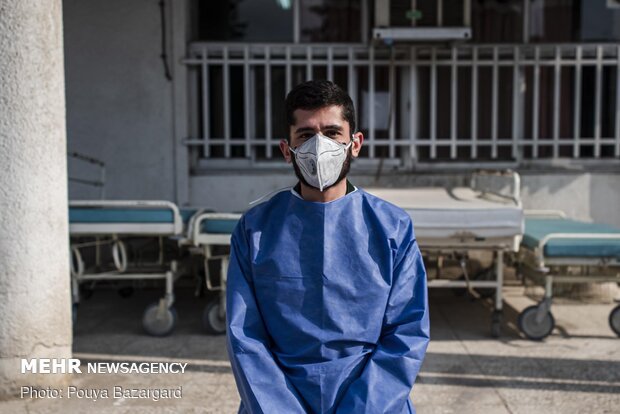  ۲ سال است که پاسدار است.او مجرد است‌.حدود یک ماه است که در بیمارستان رازی رشت مشغول خدمت رسانی به بیماران کرونایی است.
