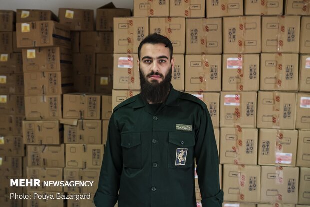 ۲ سال است که پاسدار است.او مجرد است.حدود یک ماه است که در بیمارستان رازی رشت به بیماران کرونایی خدمت رسانی می کند.
