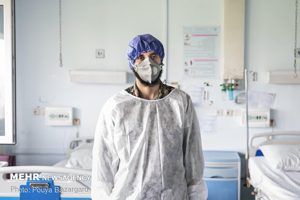 ۱۶ سال است پاسدار است.او متاهل است و دو فرزند دارد. حدود یک ماه است که در بیمارستان حضرت رسول اکرم (ص) مشغول خدمت رسانی به بیماران کرونایی است.
