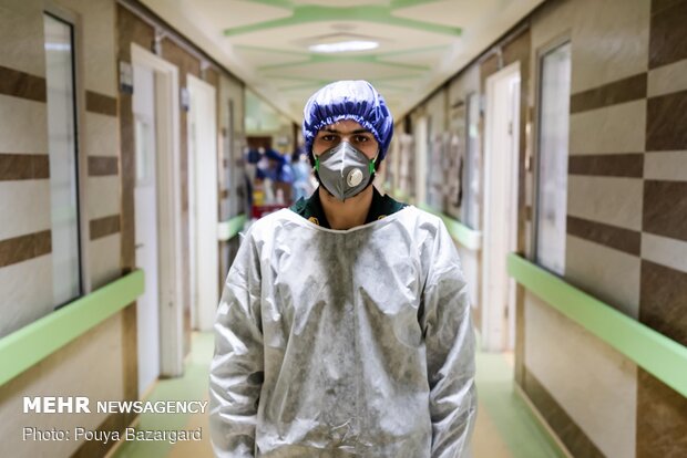 ۶ سال است پاسدار است.او متاهل است و یک فرزند دارد. حدود یک ماه است که در بیمارستان حضرت رسول اکرم (ص) مشغول خدمت رسانی به بیماران کرونایی است.
