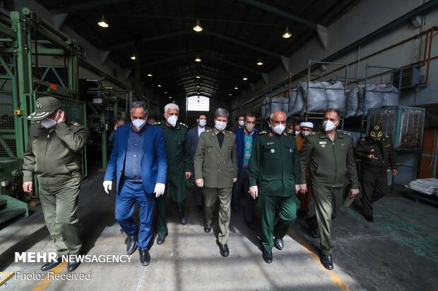 Defense min. pays visit to factories of sanitary ware production
