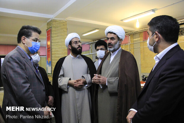 بازدید رئیس دانشگاه علوم پرشکی از کارگاه جهادی دوخت ماسک و گان در شهرکرد