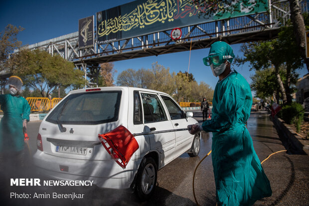 فعالیت‌های جهادی دانش آموزان با ضد عفونی خودرو ها در شیراز