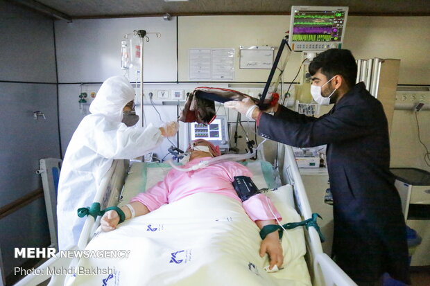 قم کے کامکار اسپتال میں حرم حضرت عباس (ع) اور حرم رضوی کے تبرکات کی تقسیم