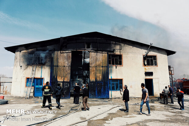 مهار آتش‌سوزی گسترده در انبار لوازم یدکی خودرو در همدان