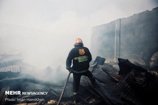 مهار آتش‌سوزی گسترده در انبار لوازم یدکی خودرو در همدان