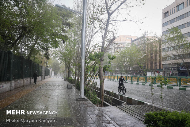 Hailstorm hits Tehran on Thursday
